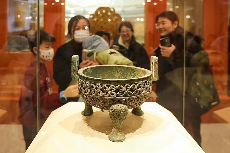 “尋蛇——藏在山西博物院里的蛇”展出的蟠蛇紋鏤空鼎。山西博物院供圖