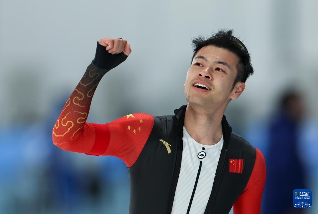 2月8日，寧忠?guī)r慶祝奪冠。新華社記者 王楷焱 攝