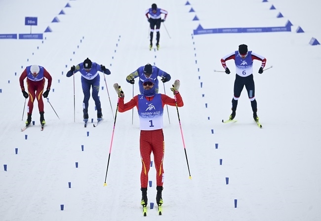 2月8日，王強（中）慶祝奪冠。新華社記者 張龍攝
