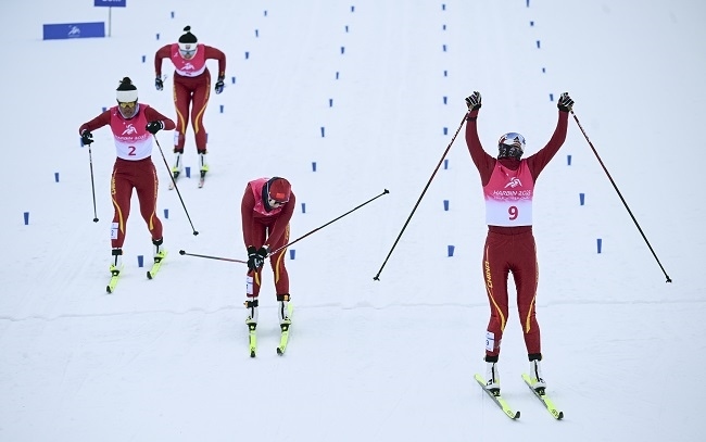 2月8日，李磊（右一）沖過終點后慶祝奪冠。新華社記者 張龍攝