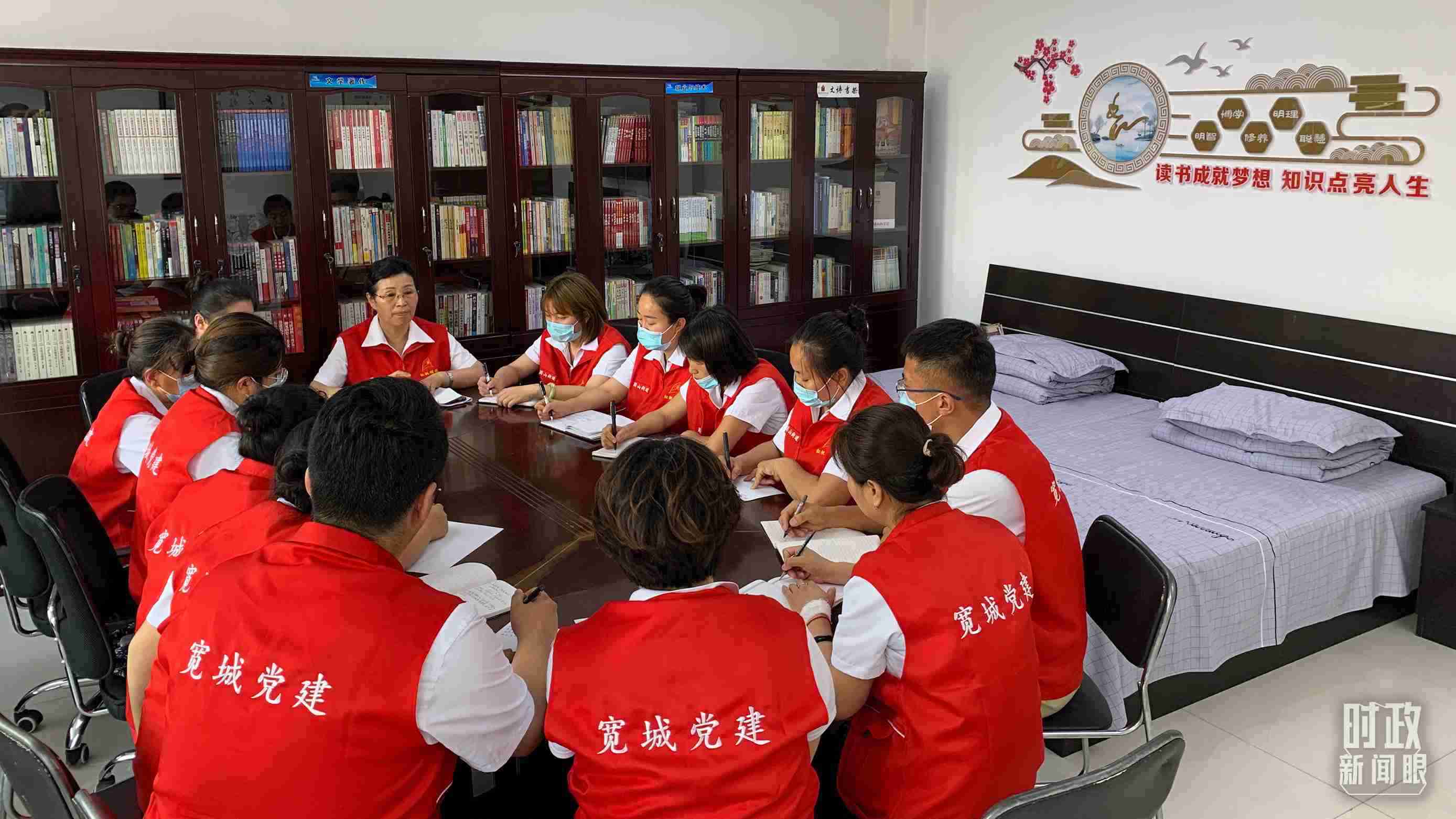 △吉林長(zhǎng)春，長(zhǎng)山花園社區(qū)黨建討論會(huì)。（總臺(tái)央視記者趙化拍攝）
