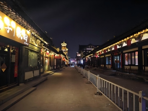 道歉公告發(fā)布后，夜晚10時的古城。人民網(wǎng)記者 黃鈺攝