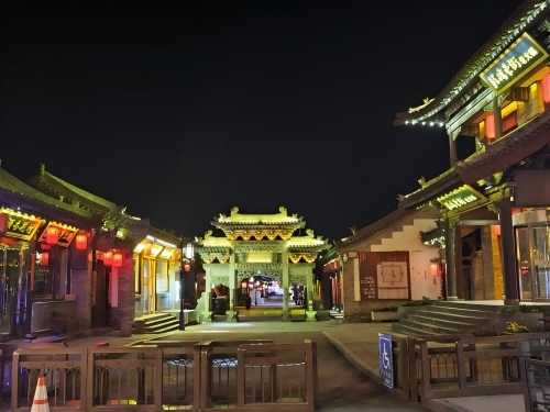 道歉公告發(fā)布后，凌晨5時的古城。人民網(wǎng)記者 黃鈺攝