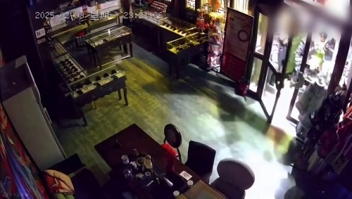 網(wǎng)傳“破門亮燈”畫面。網(wǎng)絡(luò)視頻截圖