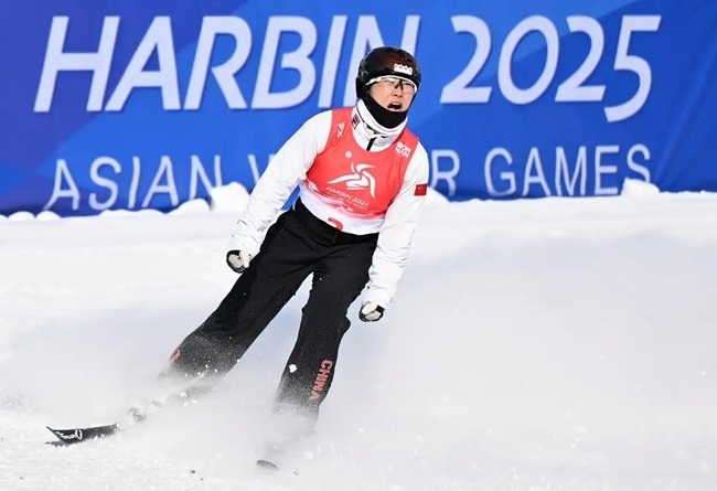 2月9日，徐夢桃在完成動作后慶祝。新華社記者 夏一方攝