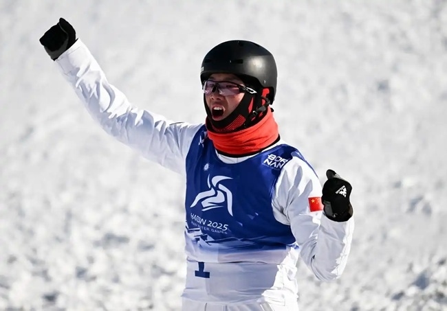 2月9日，李心鵬在比賽后慶祝。新華社記者 夏一方攝