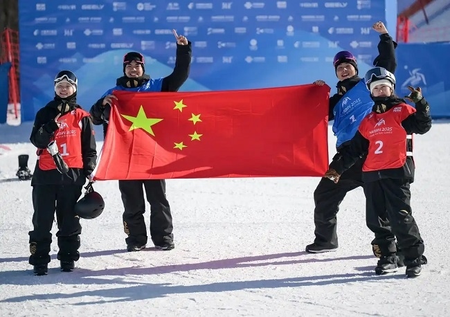 2月10日，中國隊選手張小楠、楊文龍、姜鑫杰與熊詩芮（從左至右）在比賽后慶祝。新華社記者 楊青攝