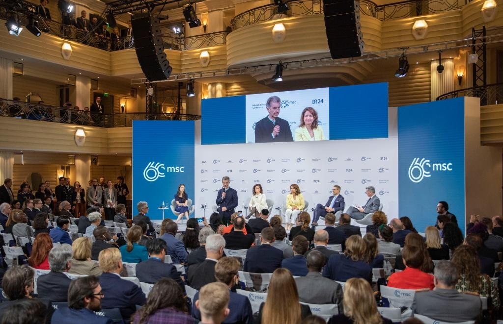 2024年2月18日，慕安會主席克里斯托夫·霍伊斯根（中左二）在德國慕尼黑舉行的第60屆慕尼黑安全會議上發(fā)表閉幕致辭。新華社記者 張帆 攝