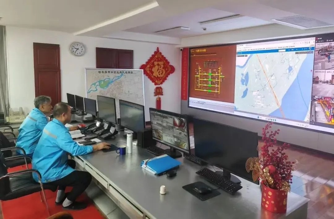 工作人員在燃?xì)庹{(diào)度中心值守。受訪者供圖