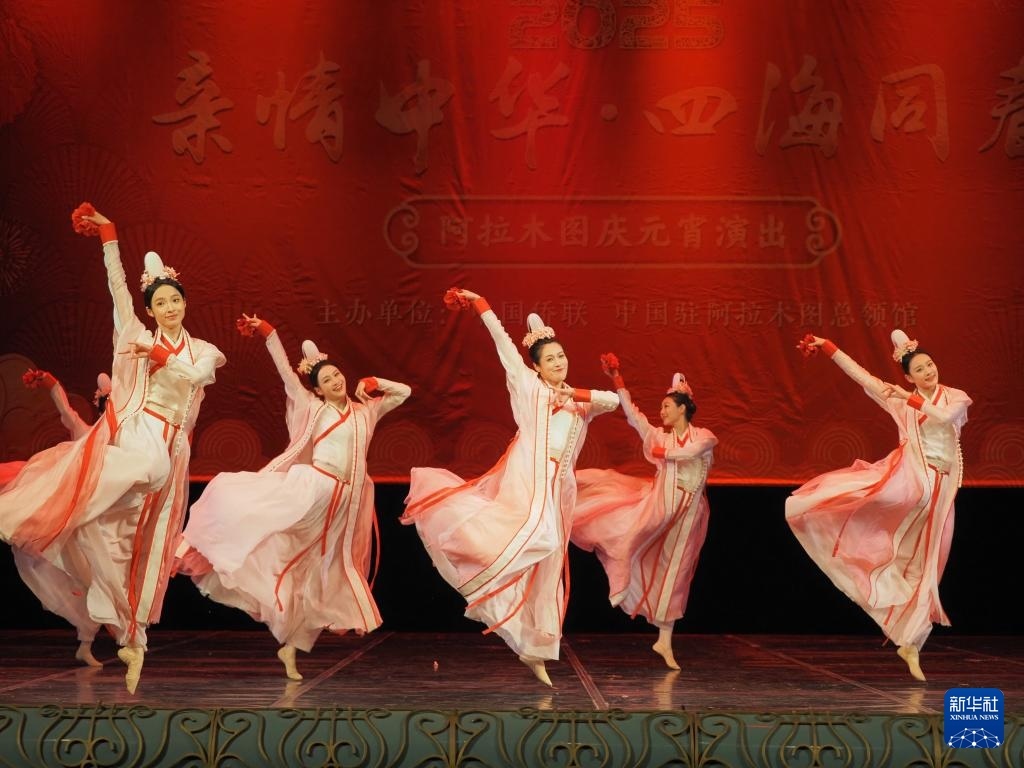 2月11日，在哈薩克斯坦阿拉木圖的阿拜國家歌劇和芭蕾舞劇院，中國演員表演舞蹈《元日霓裳》。新華社記者 趙宇 攝