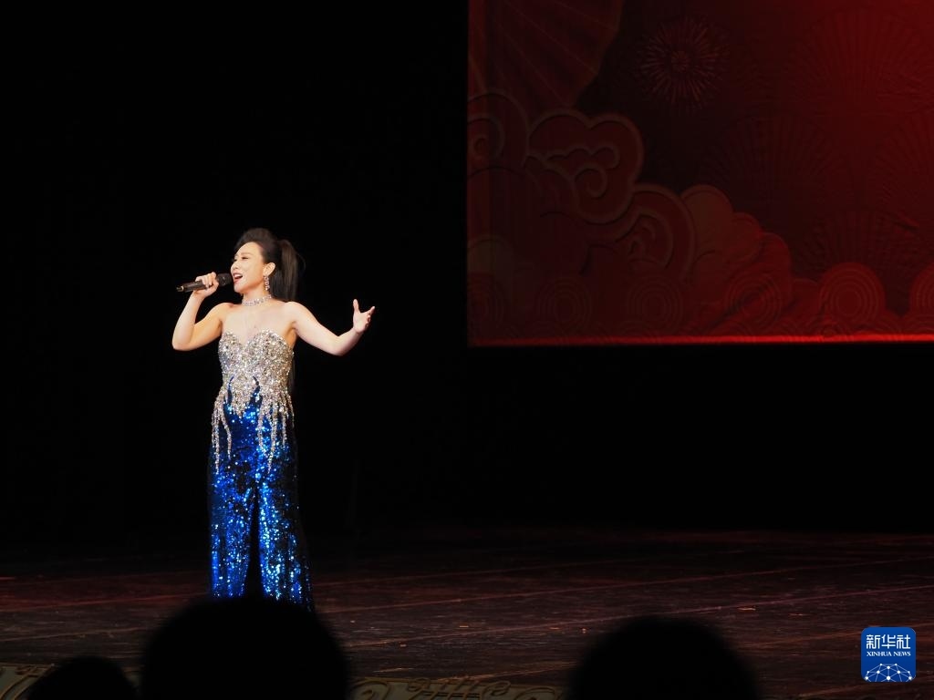 2月11日，歌手在哈薩克斯坦阿拉木圖的阿拜國家歌劇和芭蕾舞劇院演唱歌曲。新華社記者 趙宇 攝
