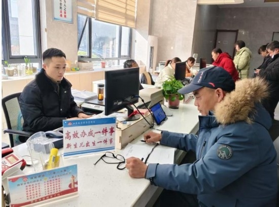 市民在 “高效辦成一件事” 窗口辦理業(yè)務(wù)。彭雪松攝