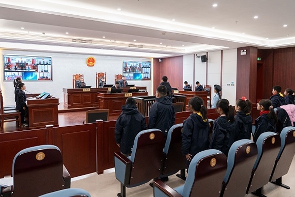 圖③：同學(xué)們開展模擬法庭活動(dòng)。