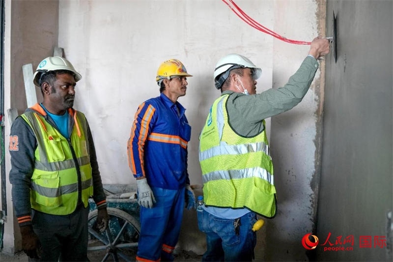 抹灰。人民網(wǎng)塔里克·易卜拉欣攝