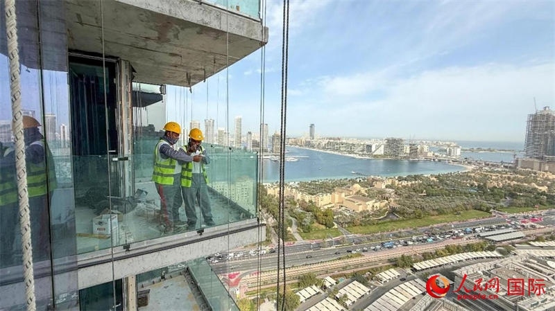 工人正在高層作業(yè)。人民網(wǎng)塔里克·易卜拉欣攝