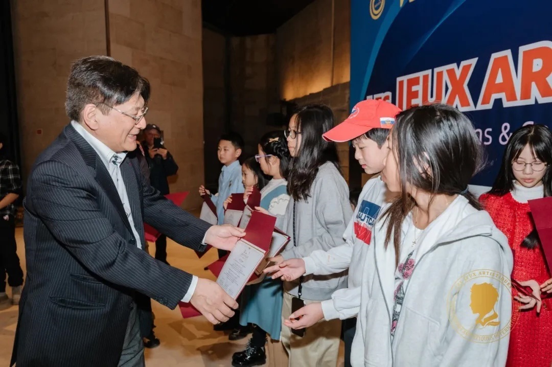 圖2：亞丁為獲獎(jiǎng)兒童頒發(fā)證書。法中交流促進(jìn)會(huì)供圖