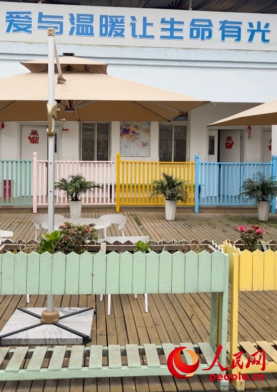 為讓“老小孩”住著開心，南泉鎮(zhèn)衛(wèi)生院設(shè)計成幼兒園風(fēng)格。人民網(wǎng) 陳葉欣攝