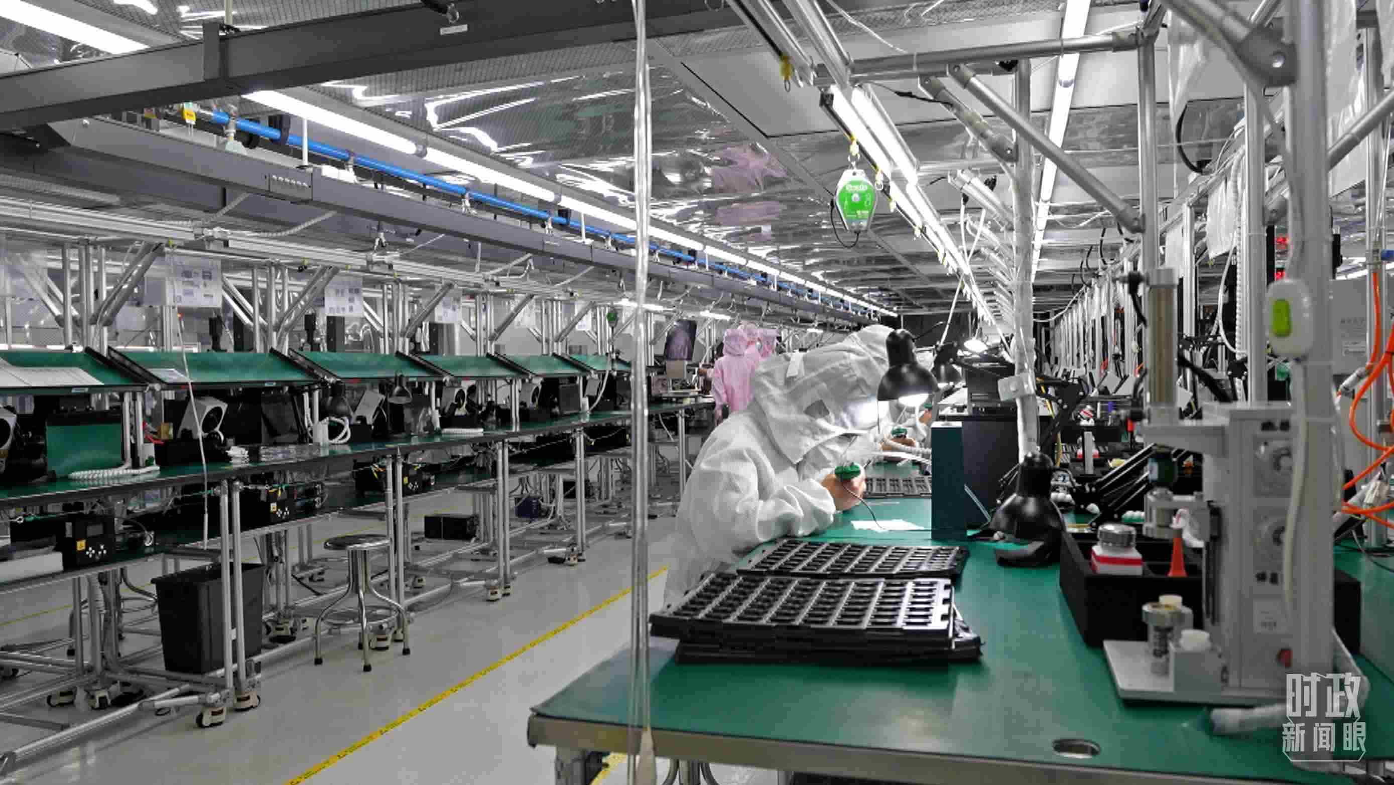 △四川省宜賓市極米光電有限公司的無(wú)塵車間光機(jī)組裝線。（總臺(tái)央視記者范學(xué)禹拍攝）