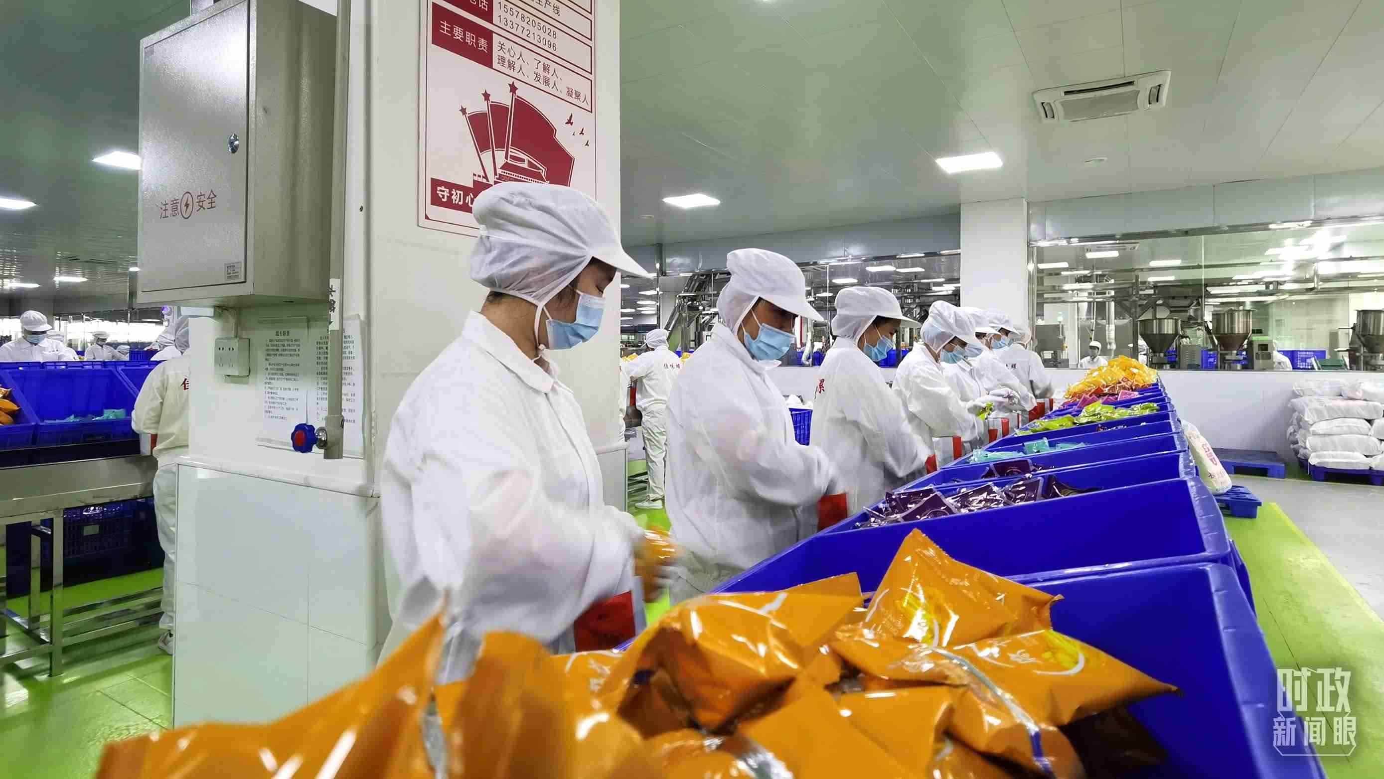 △廣西柳州螺螄粉配料包生產(chǎn)線。（總臺(tái)央視記者郭鴻拍攝）