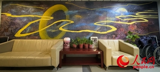 清華長(zhǎng)庚醫(yī)院掛著一幅名為“生命長(zhǎng)河”的畫，家屬將離世親人的名字寫在上面。人民網(wǎng) 陳葉欣攝