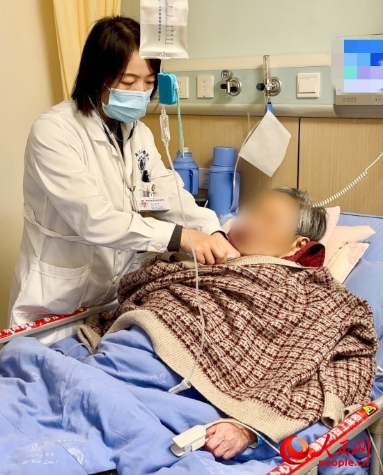 廖澤燕為張婆婆聽診。人民網(wǎng)記者 金慧慧攝