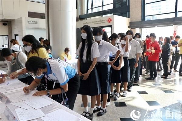 獻(xiàn)血者排隊(duì)填寫報(bào)名表。朱瀟逸攝