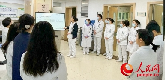 華西第四醫(yī)院姑息醫(yī)學(xué)科交班會(huì)上，護(hù)士介紹患者情況。人民網(wǎng)記者 金慧慧攝