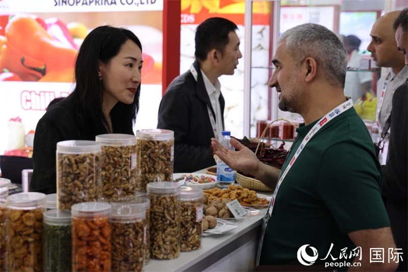 中外商家在第三十屆海灣食品展上交流。人民網(wǎng)記者 張志文攝