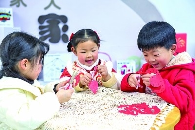 圖為孩子們?cè)诶蠋熤笇?dǎo)下制作蛇年主題剪紙。 新華社記者 徐昱攝