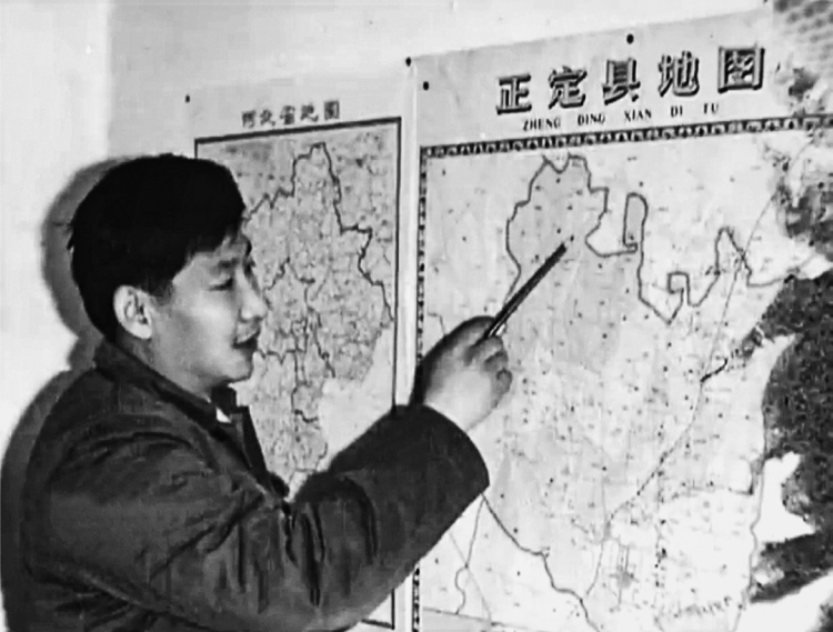 習近平在辦公室地圖前謀劃正定的發(fā)展。（圖源：《讓群眾過上好日子——習近平正定足跡》）