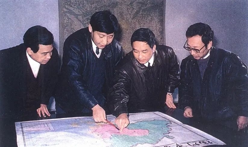 1991年12月，習(xí)近平與同事討論福州市戰(zhàn)略規(guī)劃設(shè)想。（圖源：《習(xí)近平在福州》）