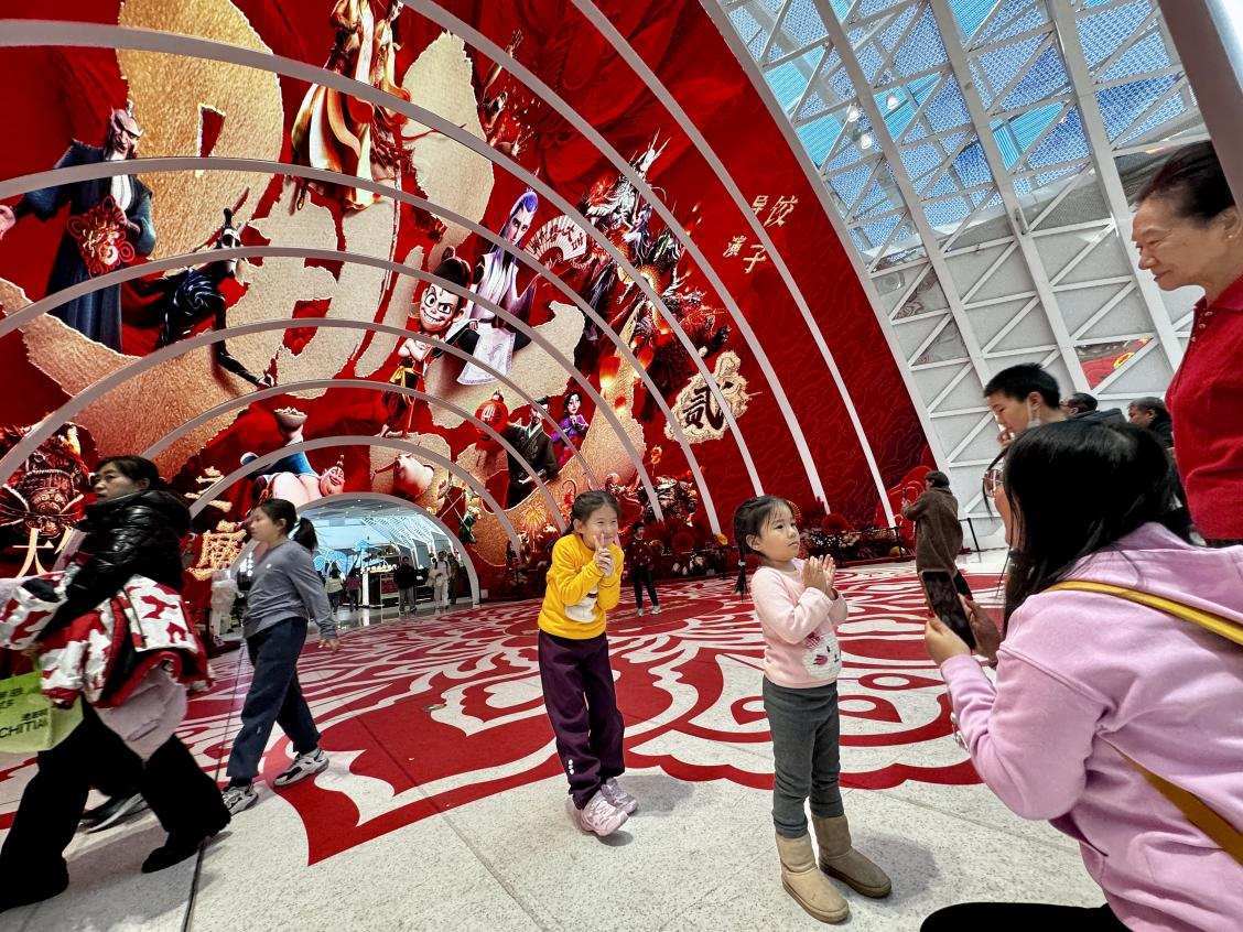 乙巳蛇年春節(jié)期間，影迷在《哪吒之魔童鬧?！肪薹笄芭恼沾蚩?。