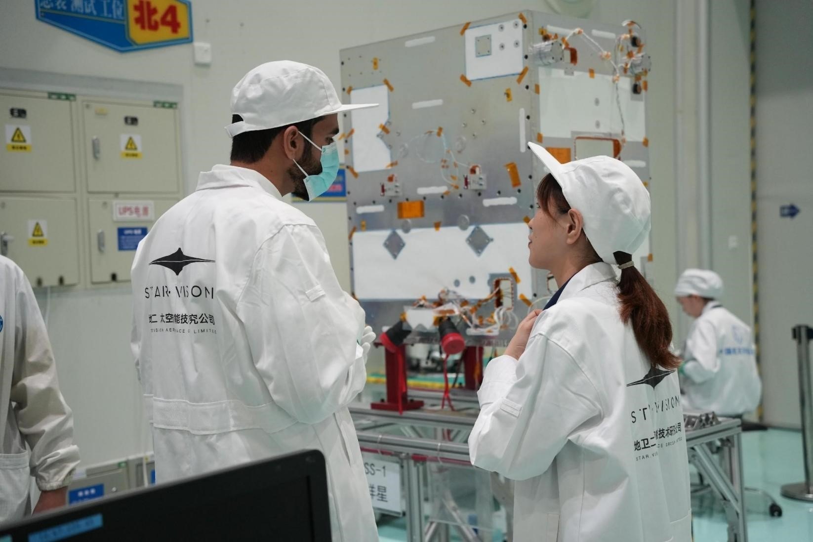 阿曼技術人員在中國接受培訓。阿曼蘭斯航天公司供圖