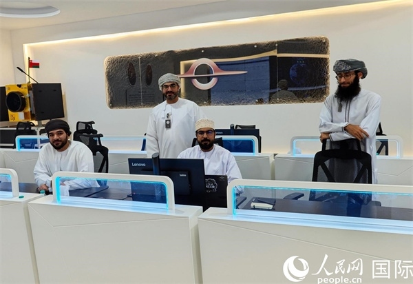 阿曼蘭斯航天公司員工在工作中。人民網 海瑟姆·穆扎恩攝