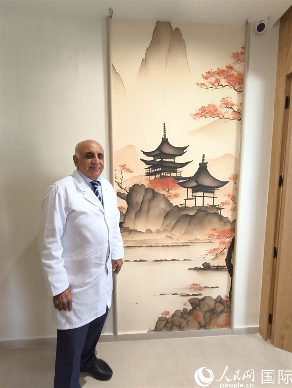 哈利勒的診所中國元素很濃。人民網(wǎng)記者 黃培昭攝
