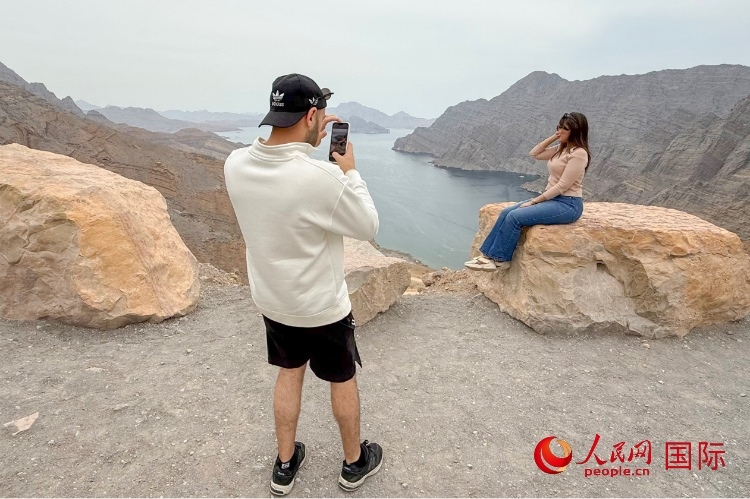圖為游客參觀阿曼北部穆桑代姆峽灣。人民網(wǎng) 塔里克·易卜拉欣攝