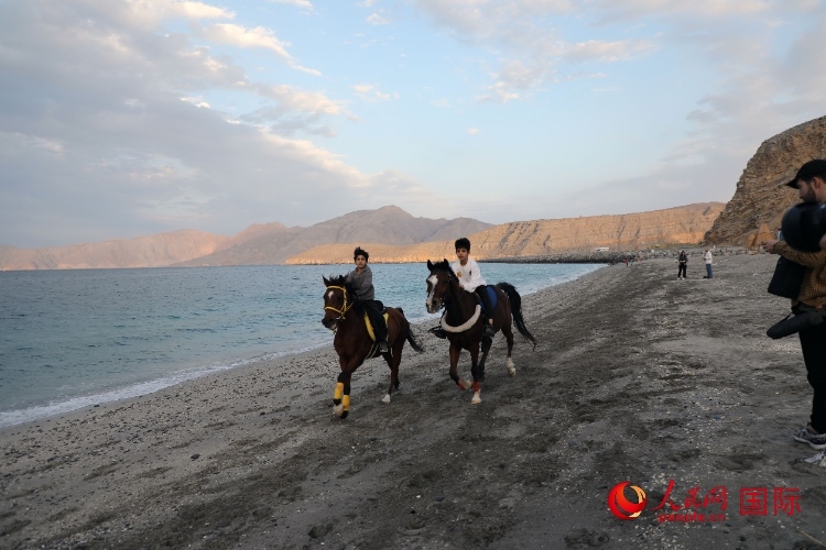 圖為游客在穆桑代姆一處海灘公園休閑玩耍。人民網(wǎng)記者 沈小曉攝