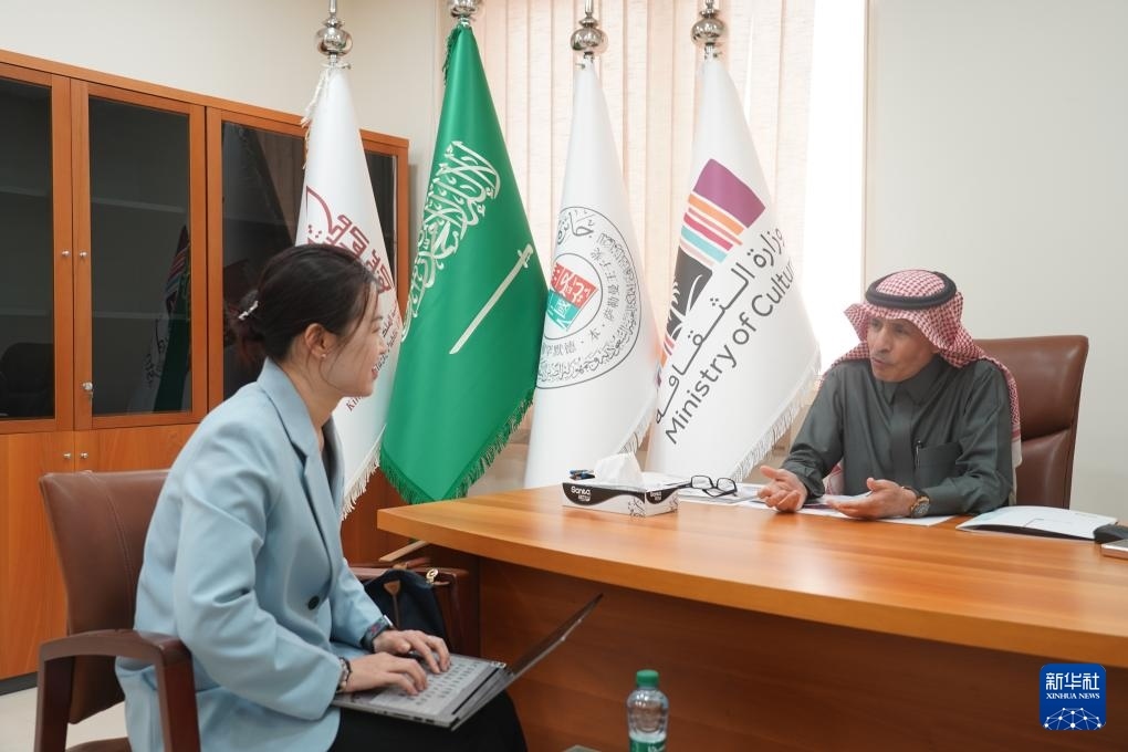 2月19日，“穆罕默德·本·薩勒曼王子沙特-中國文化合作獎”（簡稱“穆罕默德·本·薩勒曼王子獎”）秘書長阿卜杜勒·穆赫辛·阿基利（右）在沙特首都利雅得接受新華社記者專訪。新華社記者 尹炣 攝