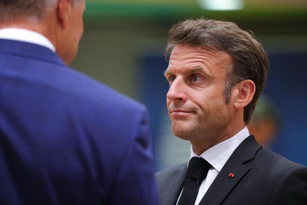2023年6月29日，在比利時(shí)布魯塞爾，法國(guó)總統(tǒng)馬克龍（右）準(zhǔn)備出席歐盟峰會(huì)。新華社記者鄭煥松攝