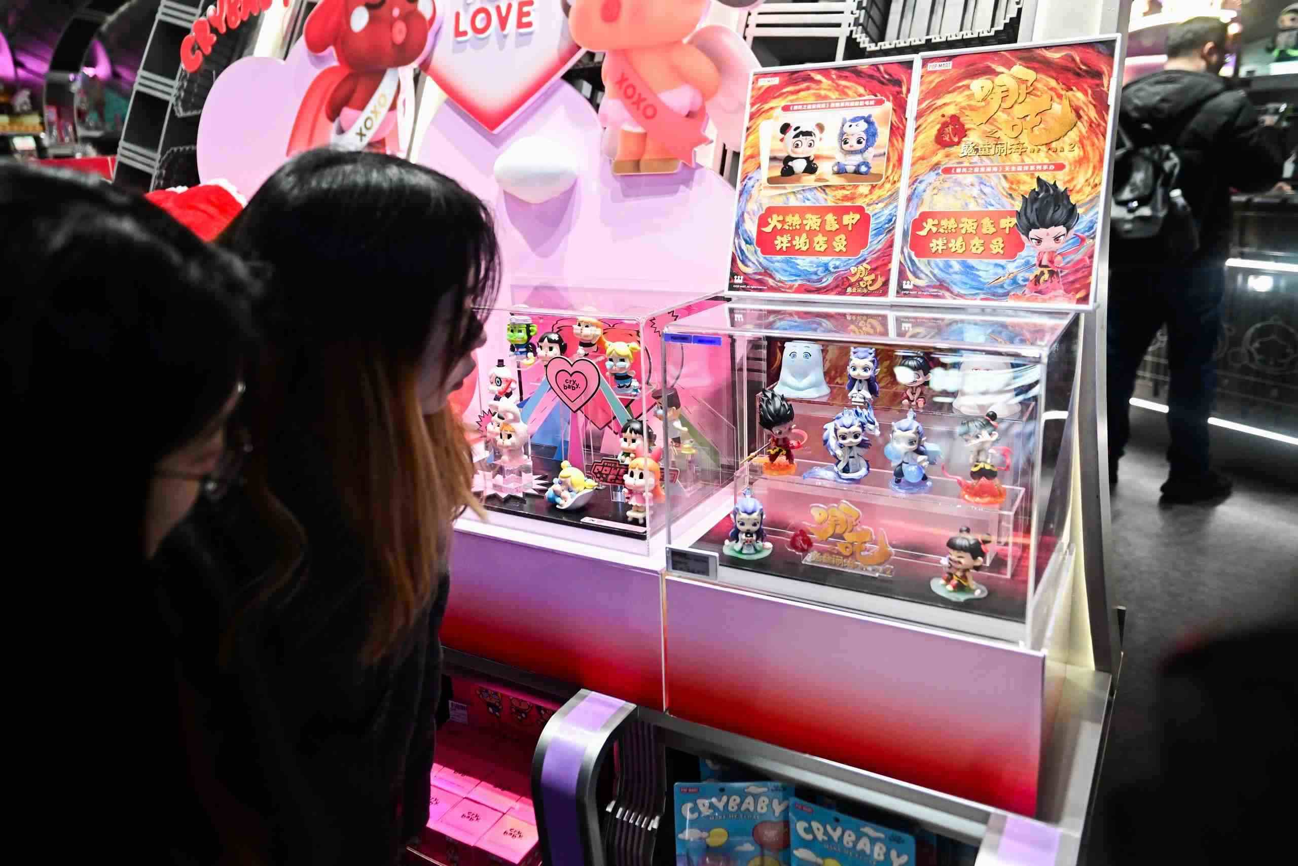 △2025年2月22日，上海，市民在圍觀(guān)《哪吒之魔童鬧?！废嚓P(guān)手辦盲盒。