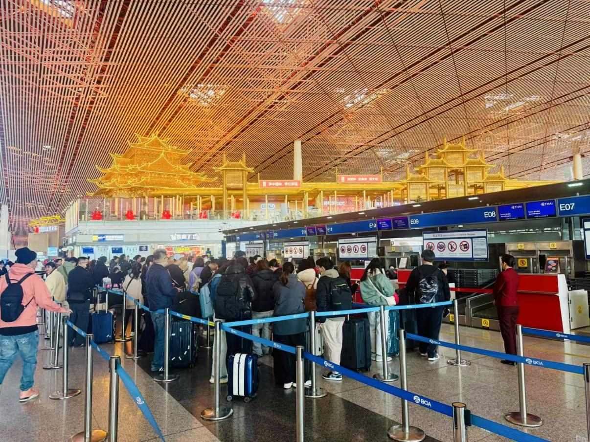 旅客在首都機(jī)場(chǎng)值機(jī)柜臺(tái)辦理乘機(jī)手續(xù)。人民網(wǎng)記者 喬雪峰攝