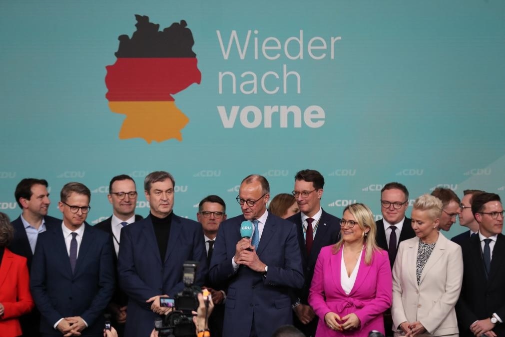 2月23日，在德國柏林的基督教民主聯(lián)盟總部，聯(lián)盟黨總理候選人默茨（中）在出口民調(diào)顯示領(lǐng)先后接受祝賀。新華社記者杜哲宇攝