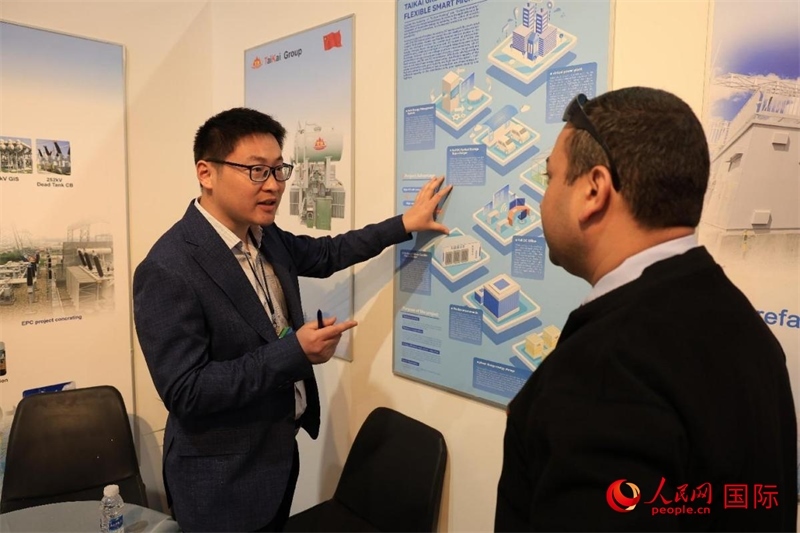 一名中國(guó)展商向嘉賓介紹產(chǎn)品。人民網(wǎng)伊納斯·易卜拉欣攝
