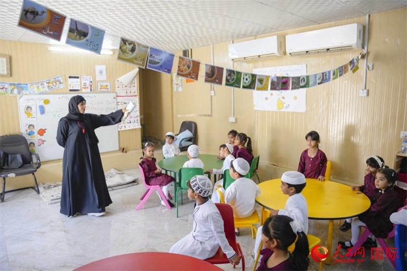 在庫姆扎爾的學(xué)校，老師正在給孩子們上課。人民網(wǎng) 塔里克·易卜拉欣攝