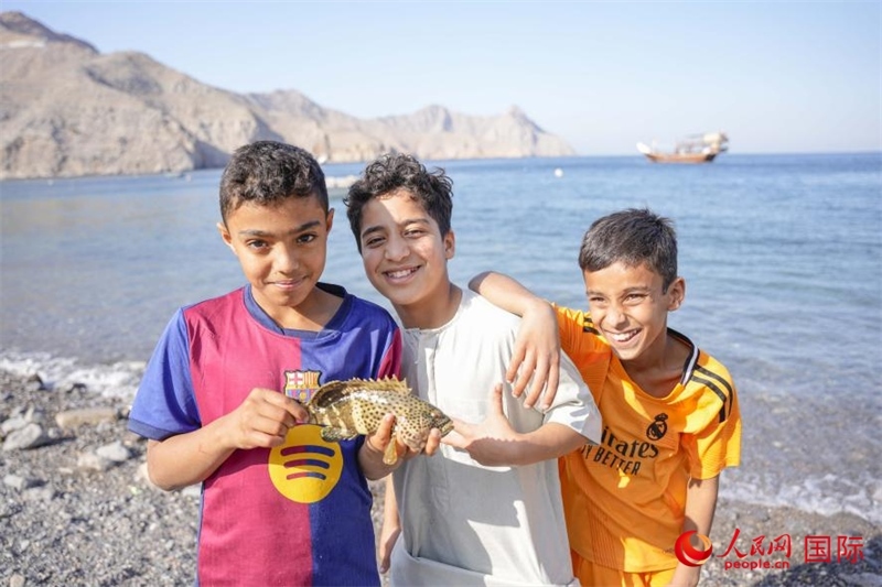 在海邊玩耍的孩子們。人民網(wǎng) 塔里克·易卜拉欣攝