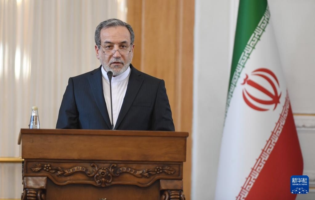 2月25日，在伊朗德黑蘭，伊朗外交部長(zhǎng)阿拉格齊出席聯(lián)合新聞發(fā)布會(huì)。新華社記者 沙達(dá)提 攝