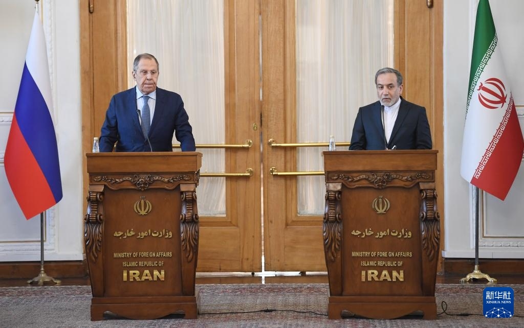 2月25日，在伊朗德黑蘭，伊朗外交部長(zhǎng)阿拉格齊（右）與俄羅斯外長(zhǎng)拉夫羅夫出席聯(lián)合新聞發(fā)布會(huì)。新華社記者 沙達(dá)提 攝