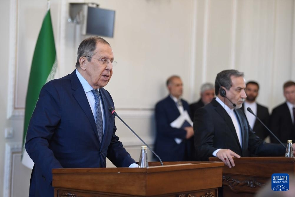 2月25日，在伊朗德黑蘭，俄羅斯外長(zhǎng)拉夫羅夫（左）與伊朗外交部長(zhǎng)阿拉格齊出席聯(lián)合新聞發(fā)布會(huì)。新華社記者 沙達(dá)提 攝