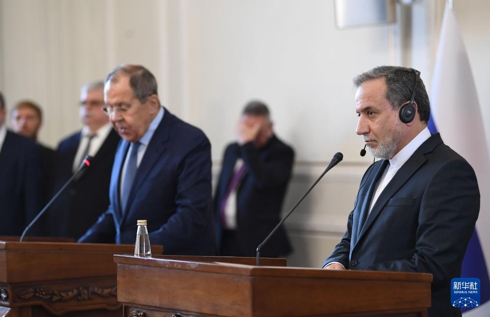 2月25日，在伊朗德黑蘭，伊朗外交部長(zhǎng)阿拉格齊（右）與俄羅斯外長(zhǎng)拉夫羅夫出席聯(lián)合新聞發(fā)布會(huì)。新華社記者 沙達(dá)提 攝