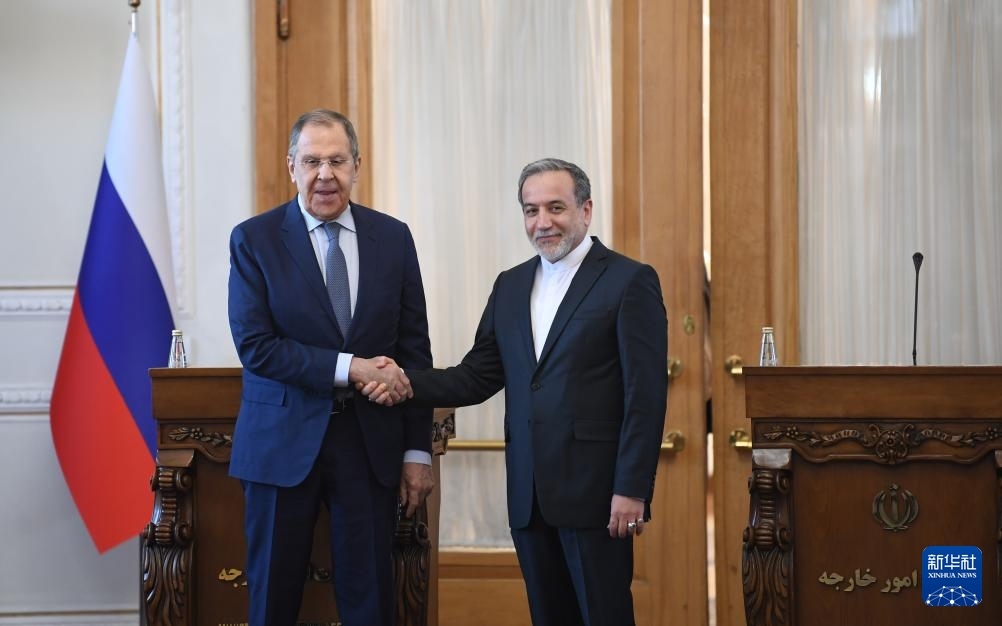 2月25日，在伊朗德黑蘭，伊朗外交部長(zhǎng)阿拉格齊（右）與俄羅斯外長(zhǎng)拉夫羅夫出席聯(lián)合新聞發(fā)布會(huì)。新華社記者 沙達(dá)提 攝